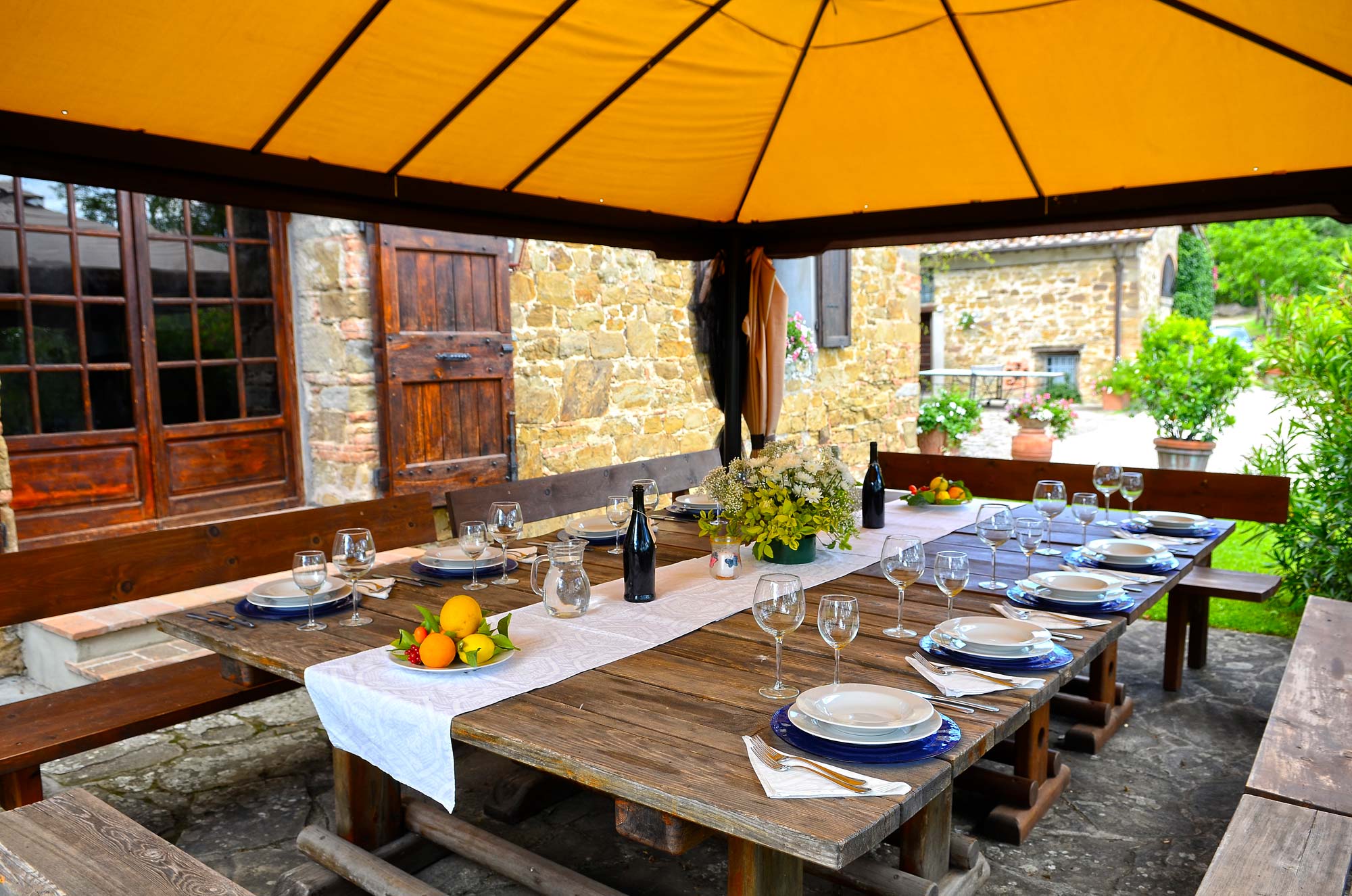 Tavolo per pranzo e cena in giardino sotto il gazebo
