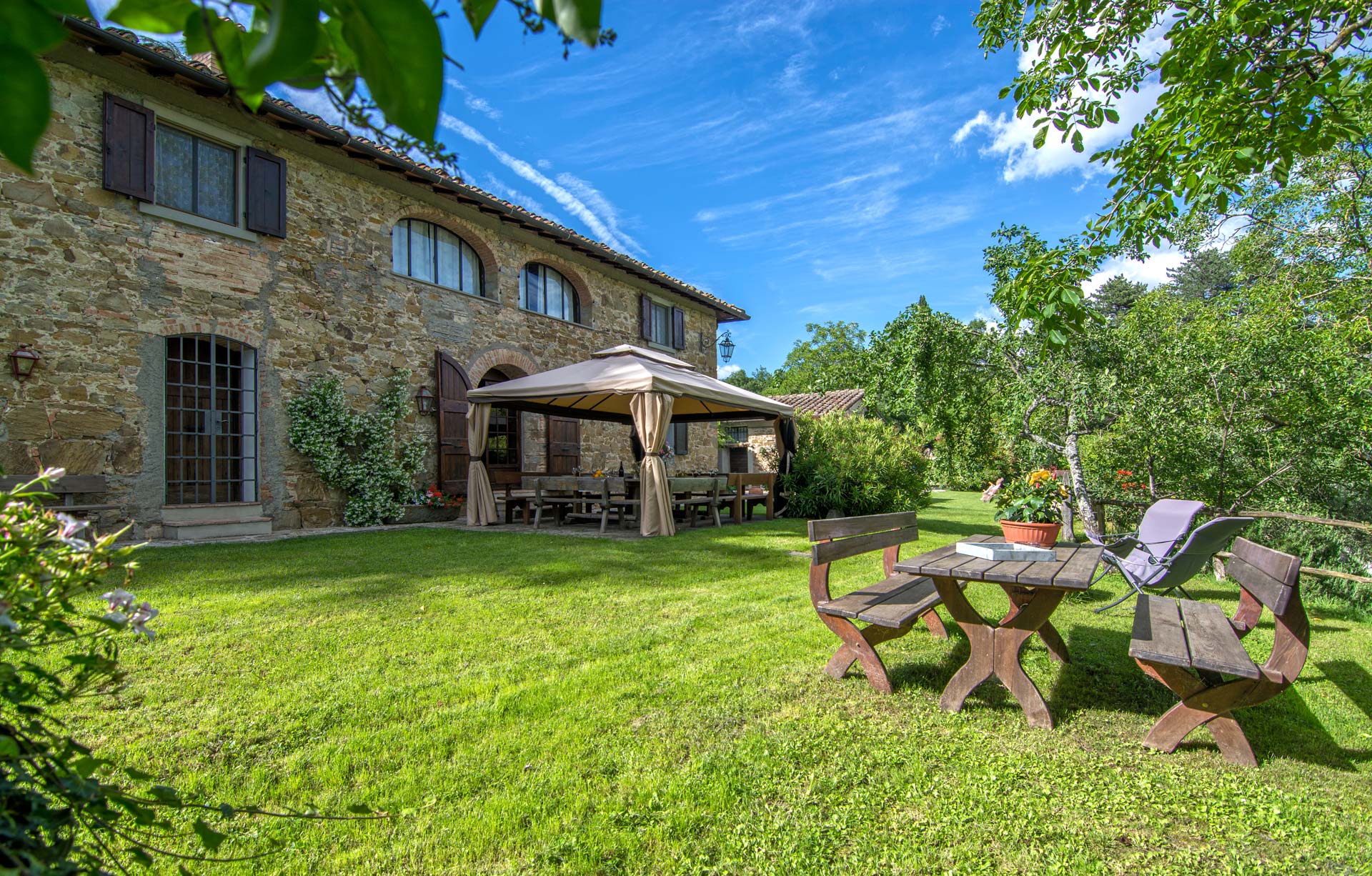 Giardino, tavoli, gazebo - Il Belvedere Mugello