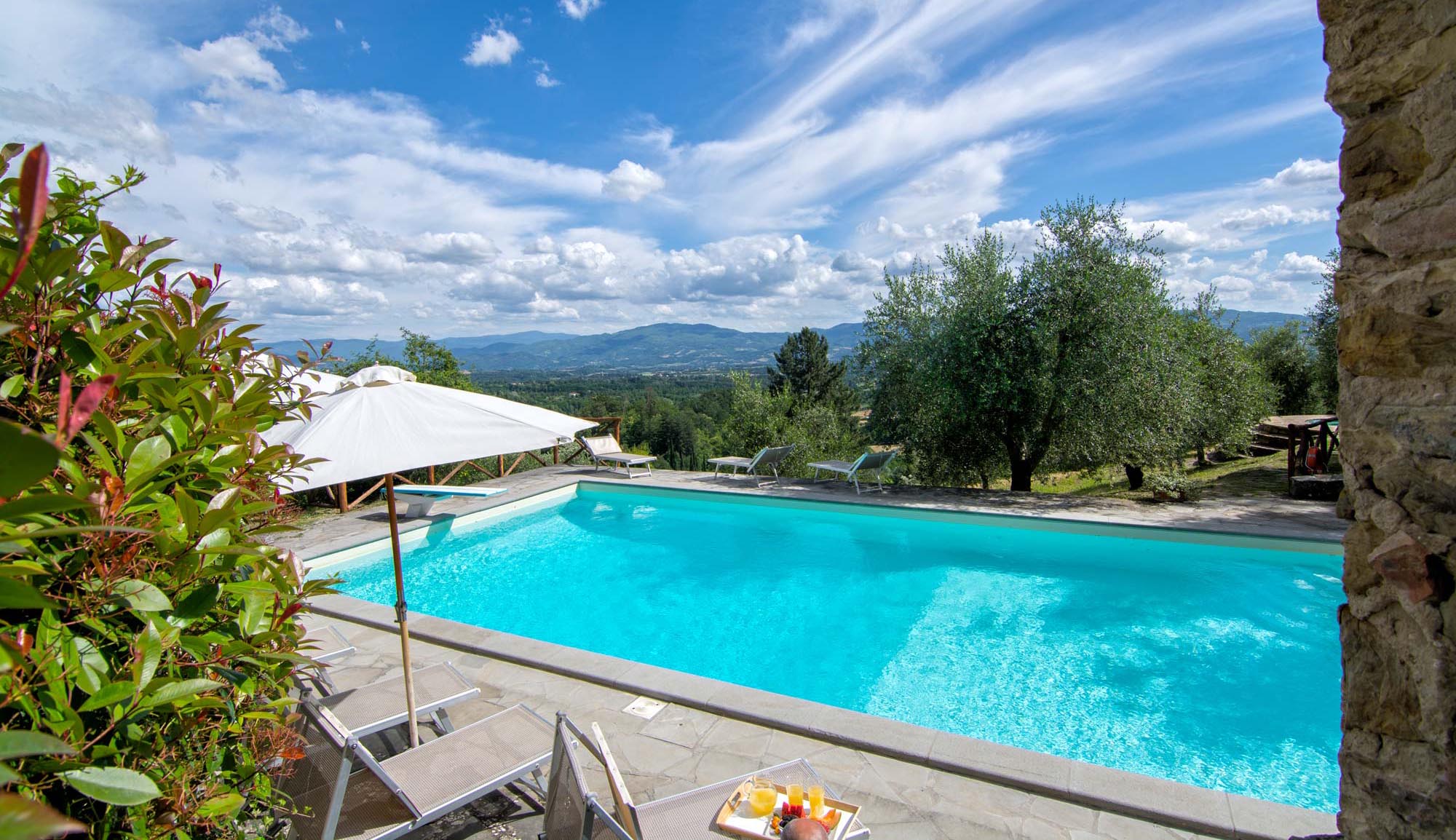 Piscina con trampolino nel cuore della natura Toscana